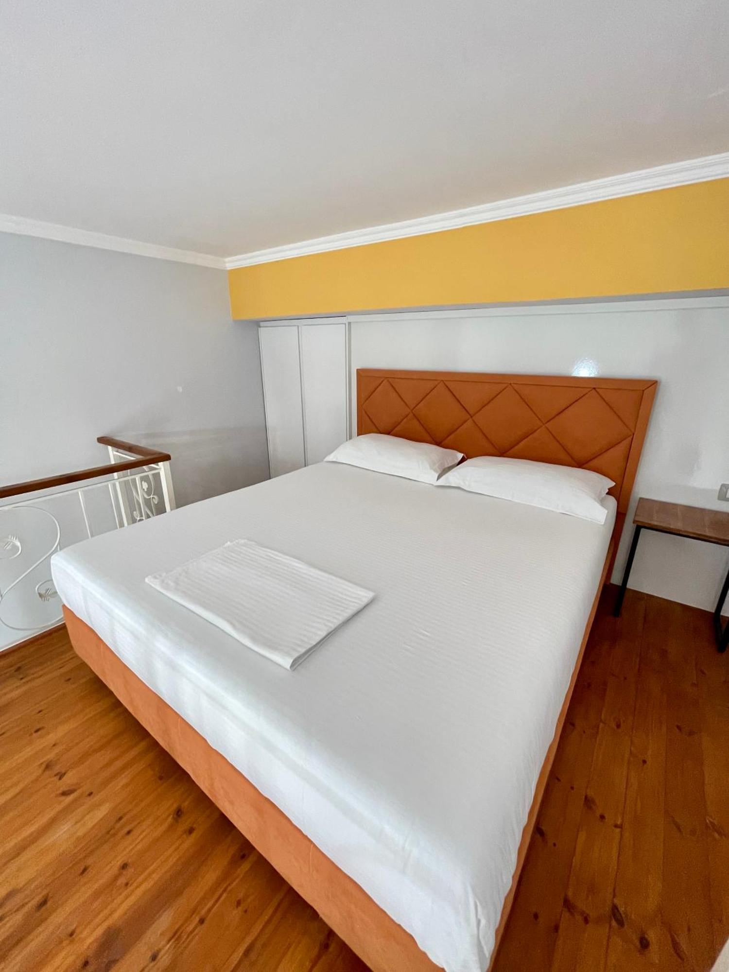 Crown Deluxe Apartments Sarandë Exterior foto